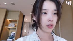 “동안 피부 비결인가?” 아이유, 잘 때 베개에 ‘이것’ 올려둔다 thumbnail